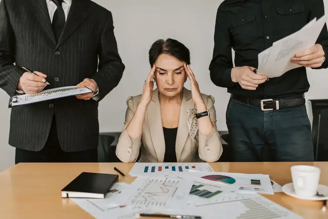 ejecutiva estresada por tareas sin marketing automation