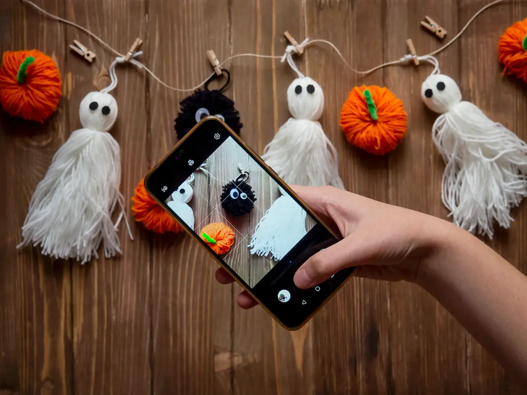 decoración de halloween fotografiada con un móvil para una campaña creativa de marketing digital en halloween