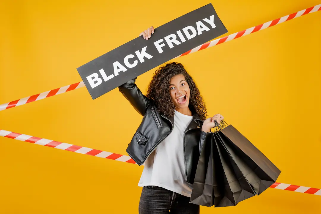 chica de compras y viviendo la experiencia de black friday 2025
