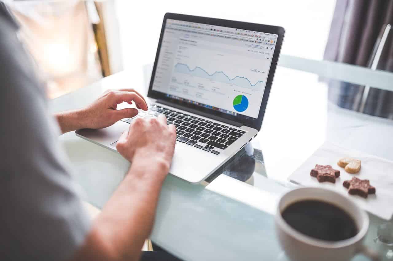 joven marketer realiza mejoras de cro en una web