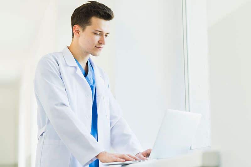 doctor usando seo en el sector farmacias