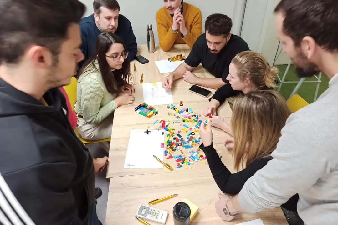 estudiantes practicando dinamicas educativas