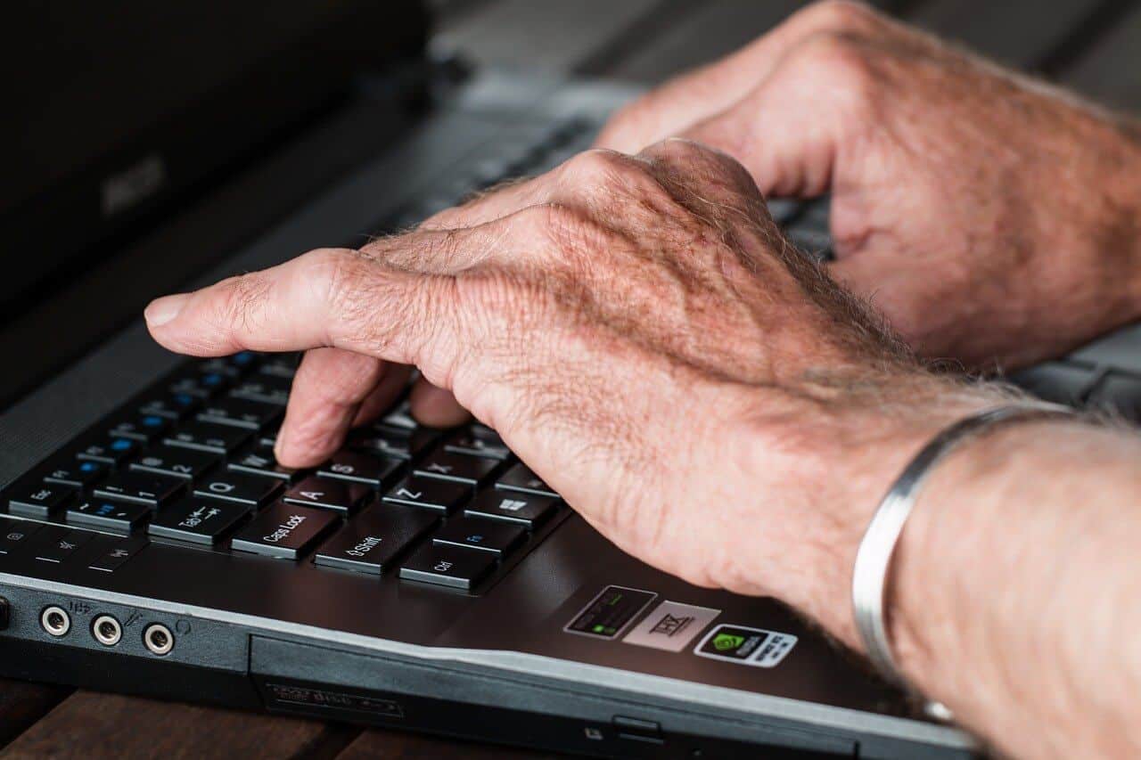 persona escribiendo mensaje para campaña de email marketing