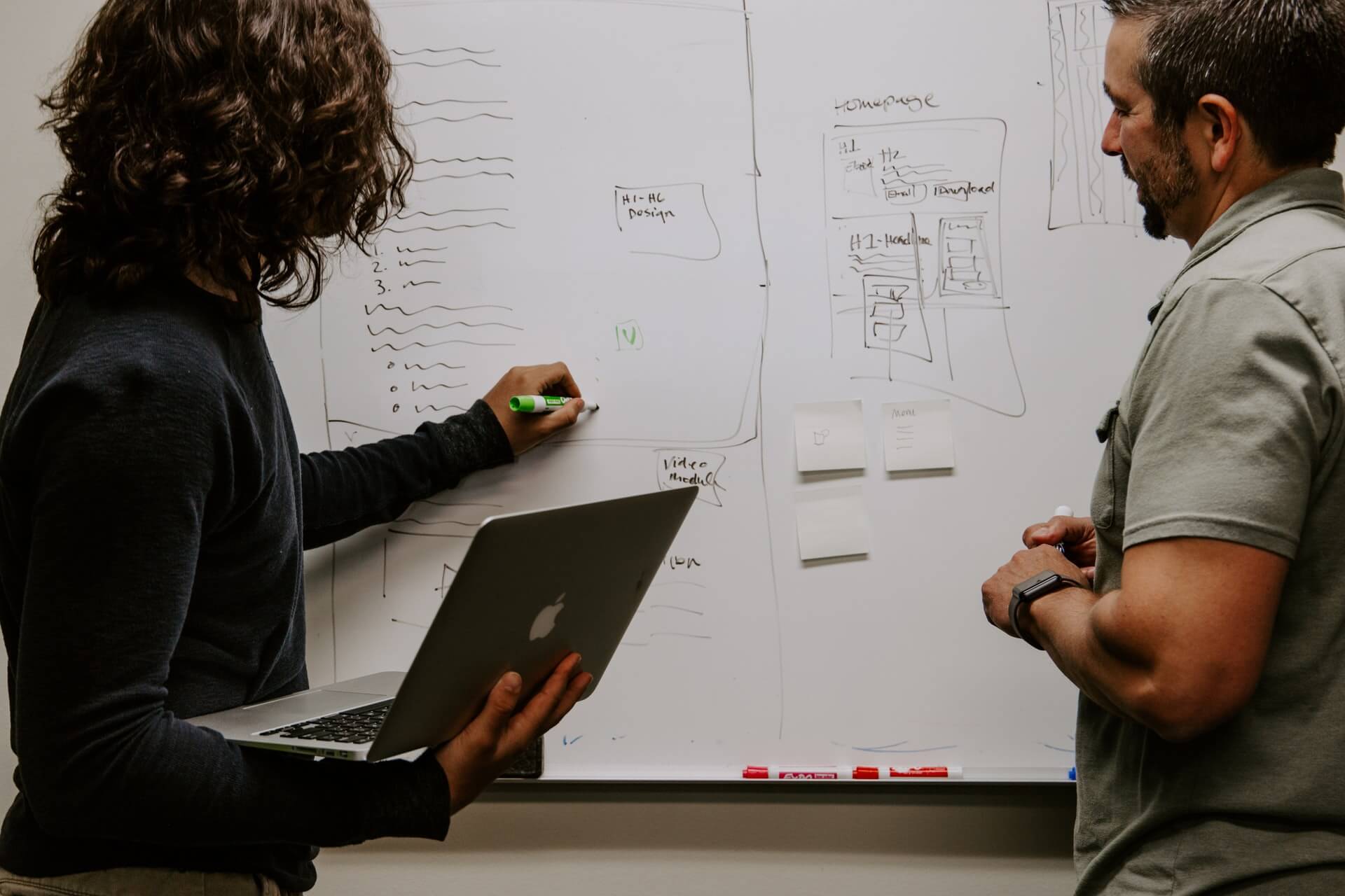 personas diseñando estrategia de cro