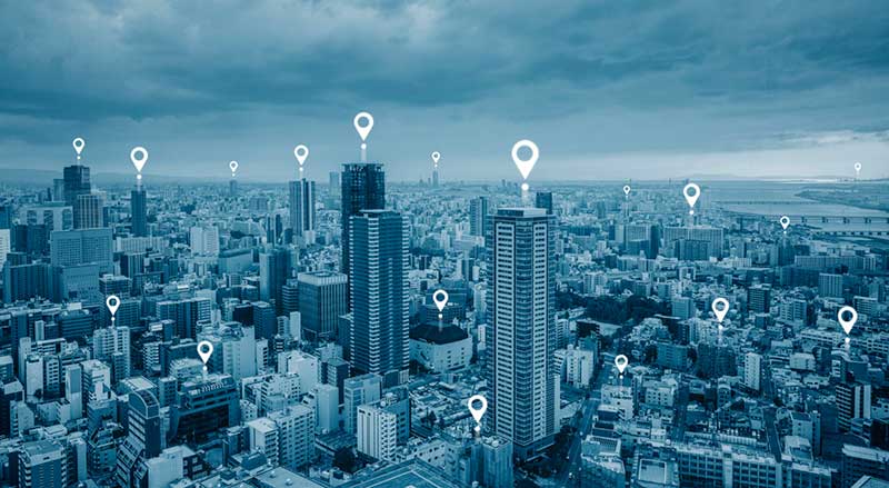 edificios con símbolos de maps en plan de marketing para inmobiliarias